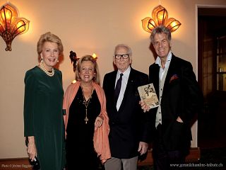 photo avec : Mme Raimond,Mme Weisweiler,Monsieur Pierre Cardin et Grard Chambre